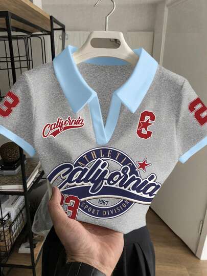 Rovax Blusa casual de mujer con cuello polo, manga corta y estampado de letras en color contrastante