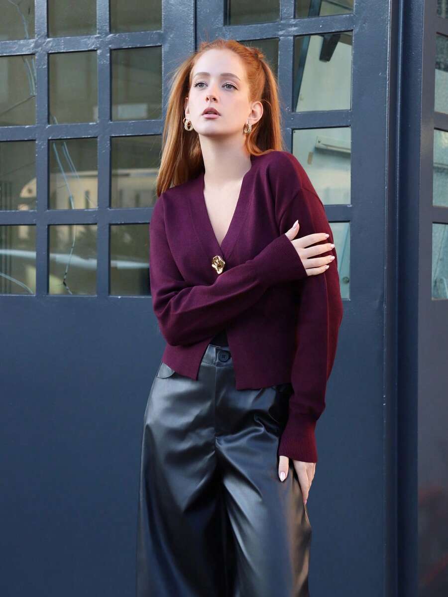 SILVIA DI SANTO 女士时尚休闲简约不对称纽扣针织开衫，精致设计毛衣上衣 - 酒紅色 - 查看 1