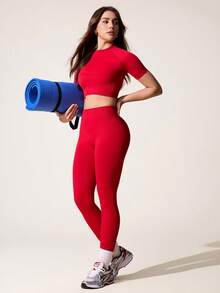 SHEIN Dewbera 无缝瑜伽套装，短袖圆领T恤和高腰瑜伽裤运动套装，舒适无缝运动套装，女士健身服，女士运动服，适合瑜伽、普拉提、跑步 | 季节性健身服装，适合家庭健身和训练，圆领和全长打底紧身裤，增强核心力量和柔韧性 - 紅色 - 查看 1