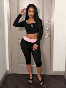 Slaydiva 早春新款，春夏音乐节，情人节，复活节休闲风，简约基础款，Y2K街头甜美风，网络爆款畅销单品，日常约会，辣妹风，性感运动风，返校季，U领长袖，英文标语撞色印花，粉色领子，短款T恤+七分裤，紧身裤，撞色荷叶边腰带，黑色套装，女士两件套 -A - 黑色 - 查看 7