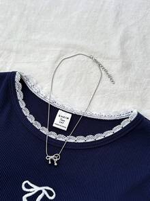 SHEIN Camiseta casual de estilo universitario para adolescentes, de manga corta, con cuello de puntilla, cintura fruncida y bordado, en color azul marino de punto acanalado - azul real - Ver 4