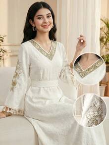 SHEIN 少女杏色长袍，饰以金色丝带、金色刺绣和流苏，适合春夏度假穿着，V领收腰A字型设计，杏色底，复古纹理花卉图案，中东阿拉伯风格长袍，适合国庆节穿着。 - 杏色 - 查看 4