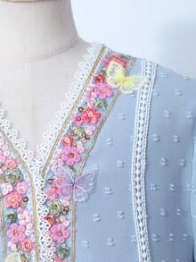 1件斋月长袍，少女蝴蝶装饰长袍，纹理面料花卉蕾丝V领长裙，荷叶边袖口设计，传统阿拉伯服饰 - 藍色 - 查看 3