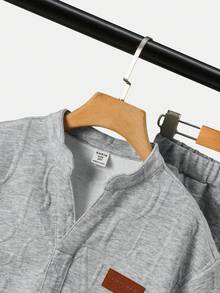 SHEIN 2件套休闲街头风拼接V领短袖T恤和直筒针织裤，适合青少年男孩 - 淺灰色 - 查看 3
