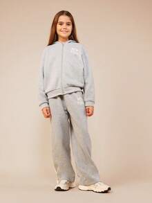 Bộ đồ thể thao SUMWON New York gồm áo hoodie và quần jogger có khóa kéo, điểm nhấn là sọc bên hông tương phản và túi trước, thích hợp cho kỳ nghỉ thường ngày. - Xám - Xem 6