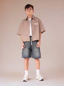 SUMWON 男童宽松短袖纽扣衬衫，布鲁克林城市印花，翻领夏季休闲上衣 - 咖啡棕 - 查看 3