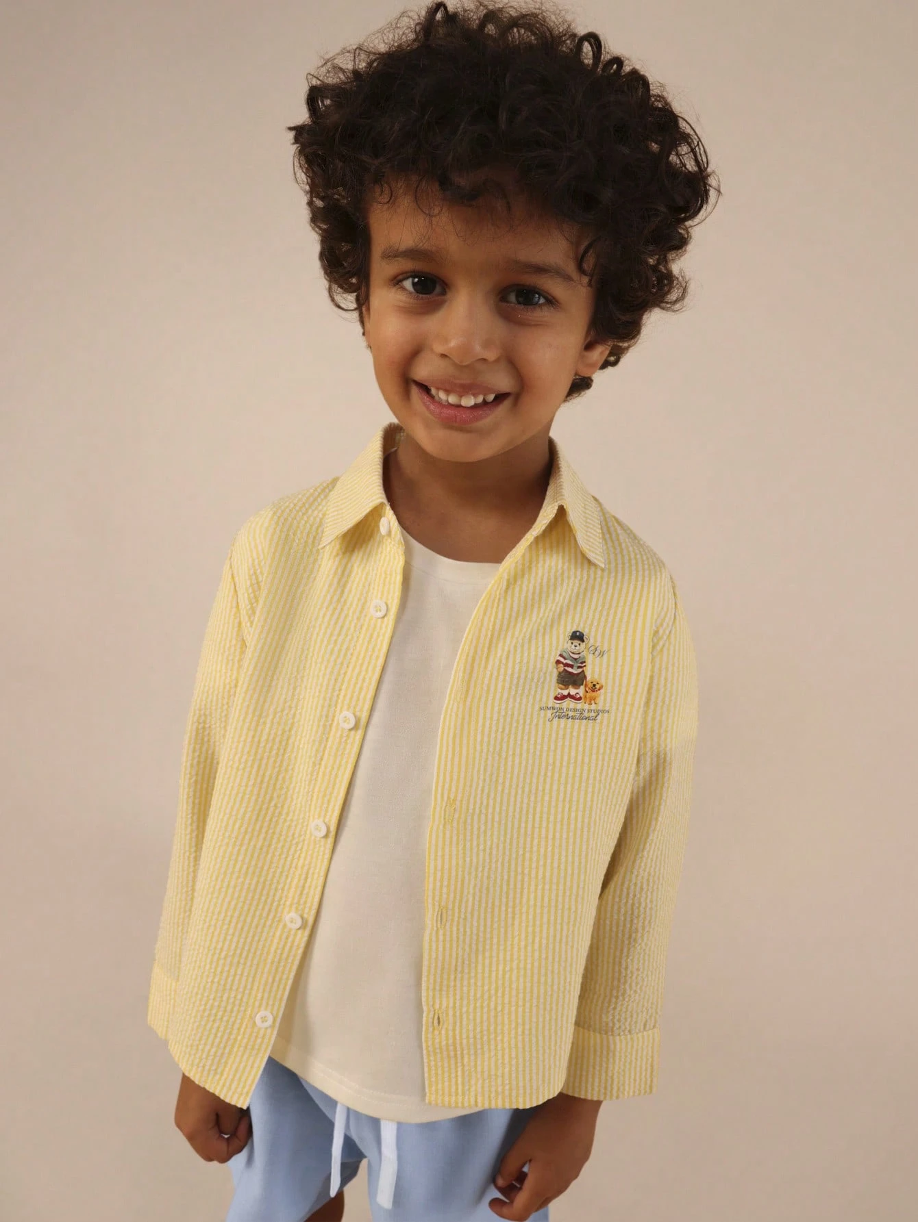 Conjunto de camisa listrada e shorts