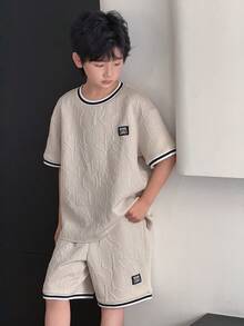 SHEIN Bộ 2 món kiểu Hàn Quốc dành cho bé trai, áo tay ngắn và quần short, chất liệu vải jacquard dệt họa tiết, thích hợp đi làm, đi học, mặc thường ngày, chơi thể thao, mùa xuân/hè. - Màu Khaki - Xem 2