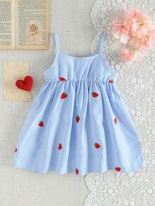 SHEIN 女宝宝时尚优雅可爱休闲简约草莓刺绣蓝色条纹吊带中长连衣裙，舒适梭织面料，饰有3D超大蝴蝶结，春夏新品，适合生日派对、日常穿着、度假等场合。 - 藍色 - 查看 2