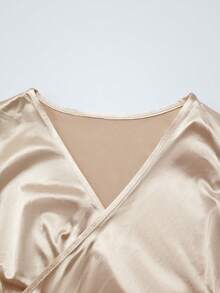 SHEIN Franclia 闪亮弹力缎面装饰纽扣优雅性感连体衣，女士缎面连体衣，女士短袖连体衣，金色缎面上衣，金色泳衣连体衣，米色泳衣，金属色泳衣，女士优雅上衣，V领连体衣，女士连体衣，女士短袖连体衣，女士优雅金色连体衣 - 杏色 - 查看 3