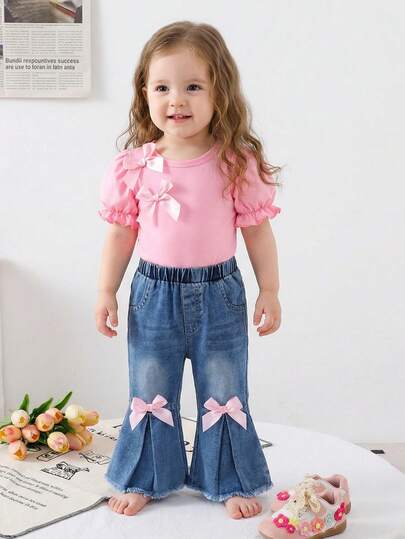 Set de 2 piezas: Blusa de manga corta abullonada con lazo en color rosa y pantalones vaqueros acampanados con bolsillos para niñas bebé, conjunto casual y dulce para el verano