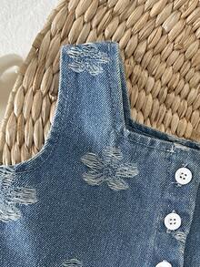 SHEIN Playful Pals 女婴牛仔套装，休闲时尚设计，无袖宽松荷叶边下摆纽扣衬衫搭配松紧腰带蕾丝边牛仔短裤，柔软棉质面料，适合春、夏、秋、冬四季穿着。 - 中等水洗藍 - 查看 4