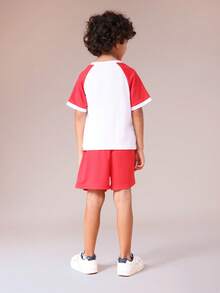 SUMWON Jungen Raglan Ärmel Zwei-Teiler Kurzarm T-Shirt und Shorts Koordinations-Set mit Markenaufdruck für lässiges Sommeroutfit - Rot-Weiß - Übersicht 2