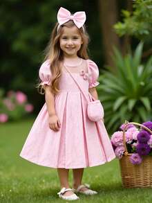 Souflis Souflis 这款甜美公主风粉色连衣裙，采用柔软垂坠的纹理面料制成，泡泡袖设计，轻盈蓬松，领口饰有精致网纱，配有闪亮腰带，侧边口袋附赠同色系迷你小包，裙身点缀着花朵图案，蓬松优雅，适合春夏各种场合，如生日派对、外出游玩等。 - 粉色 - 查看 4