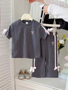 Vintaside Kids 女婴夏季中东风碳灰色圆领短袖T恤和直筒长裤两件套，甜美简约休闲运动风，针织面料。宽松版型，T恤肩部和裤身均饰有活泼吸睛的粉色蝴蝶结织带。适合上学、居家休闲、参加派对和度假旅行等场合。 - 深灰色 - 查看 4