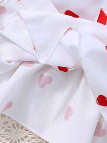 女童白色短袖衬衫，饰有红色爱心印花和可爱蝴蝶结设计，时尚有型。 - 白色 - 查看 4
