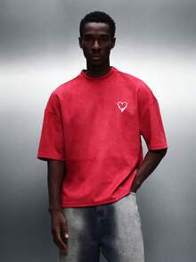 SUMWON Áo thun nam cổ tròn tay ngắn dáng rộng, kiểu crop top, in hình trái tim chảy nước và dòng chữ "No Fake Love" ở mặt sau, thích hợp mặc đi chơi vào ngày Valentine. - Đỏ - Xem 2