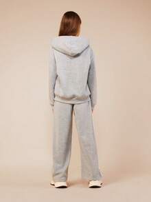 Bộ đồ thể thao SUMWON New York gồm áo hoodie và quần jogger có khóa kéo, điểm nhấn là sọc bên hông tương phản và túi trước, thích hợp cho kỳ nghỉ thường ngày. - Xám - Xem 2