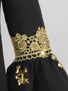 Vestido largo de bata con aplicación floral de lámina de oro, flor de cuello dorada, adorno de manga acampanada para niña joven - Negro - Ver 7