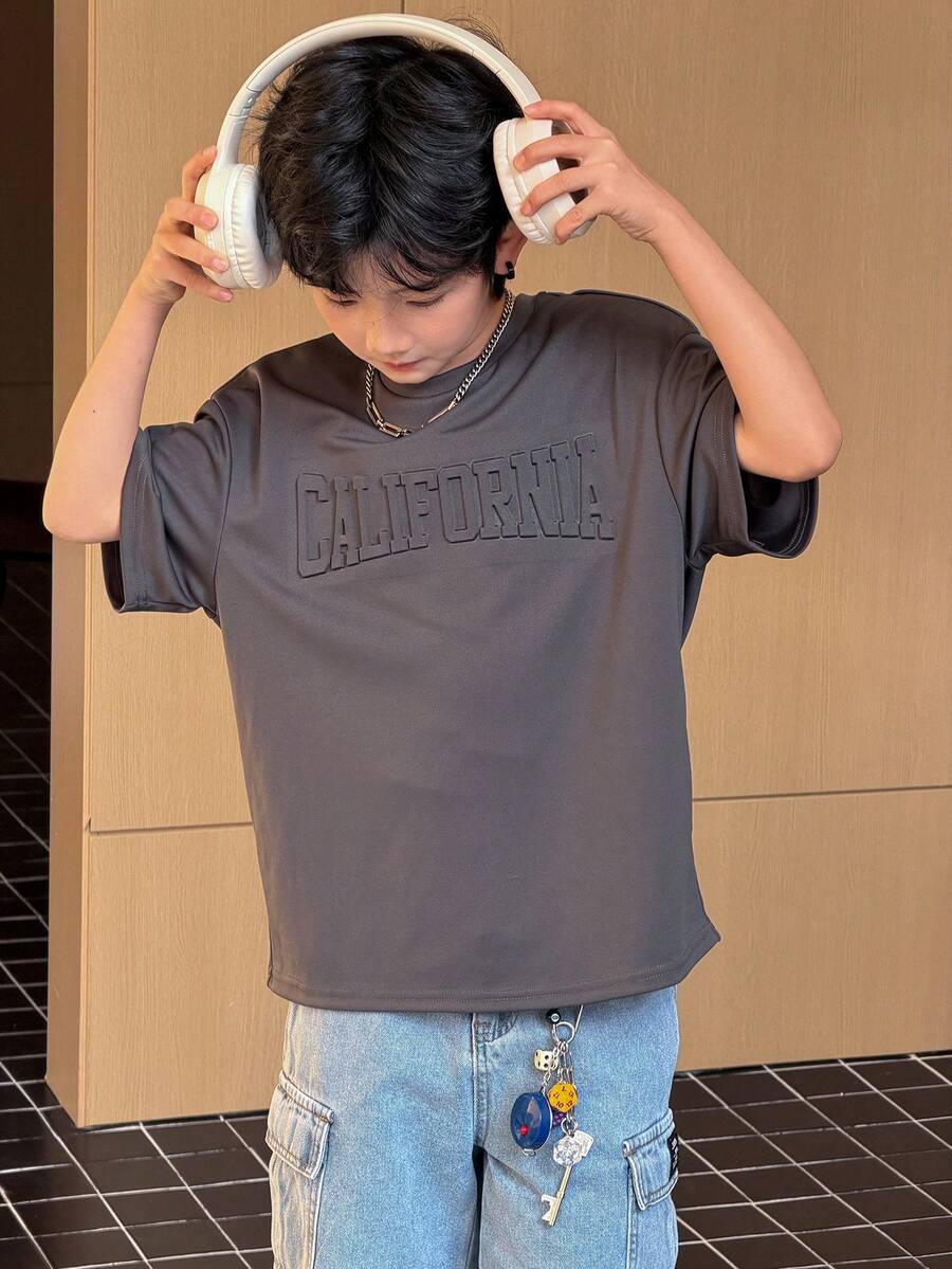 SHEIN Little Byeori 男童休闲韩版圆领字母压纹印花T恤,舒适时尚的简约设计,适合春夏穿着,日常穿着、户外活动、上学、街头风、派对和休闲场合皆宜。 - 灰色 - 查看 1