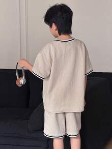 SHEIN Bộ 2 món kiểu Hàn Quốc dành cho bé trai, áo tay ngắn và quần short, chất liệu vải jacquard dệt họa tiết, thích hợp đi làm, đi học, mặc thường ngày, chơi thể thao, mùa xuân/hè. - Màu Khaki - Xem 3
