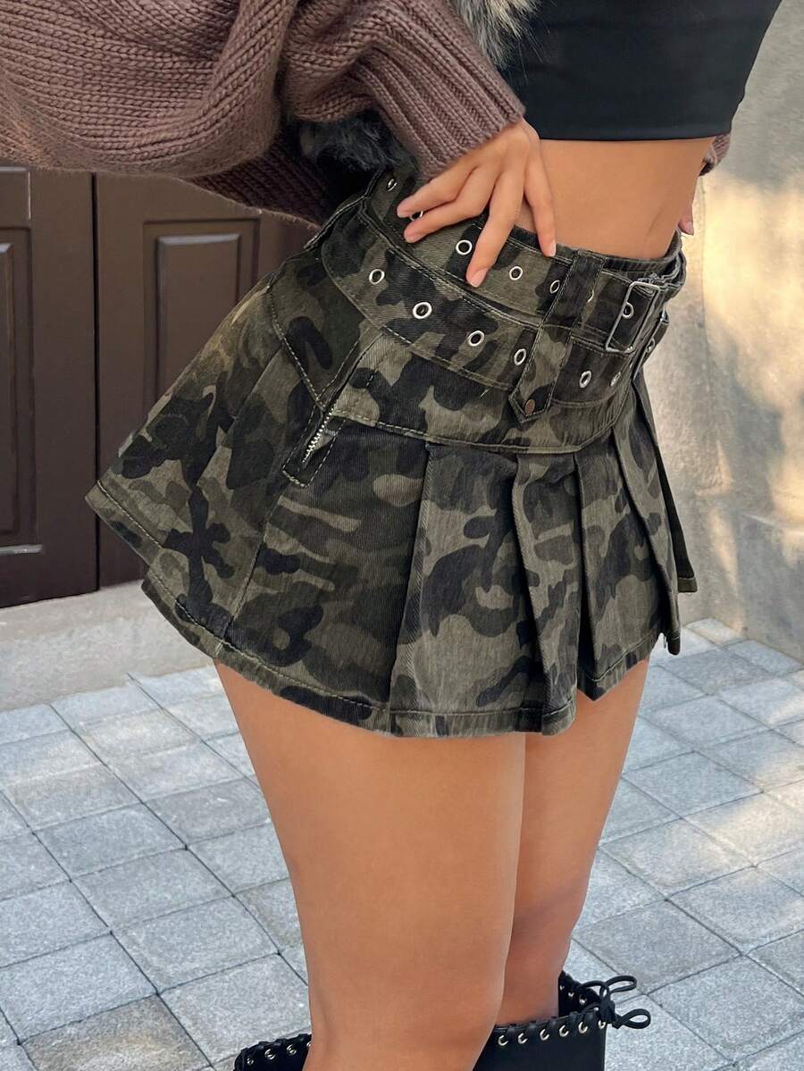 SHEIN PETITE Minifalda de mezclilla plisada con estampado de camuflaje y diseño de hebilla en la cintura para mujer - Multicolor - Ver 1