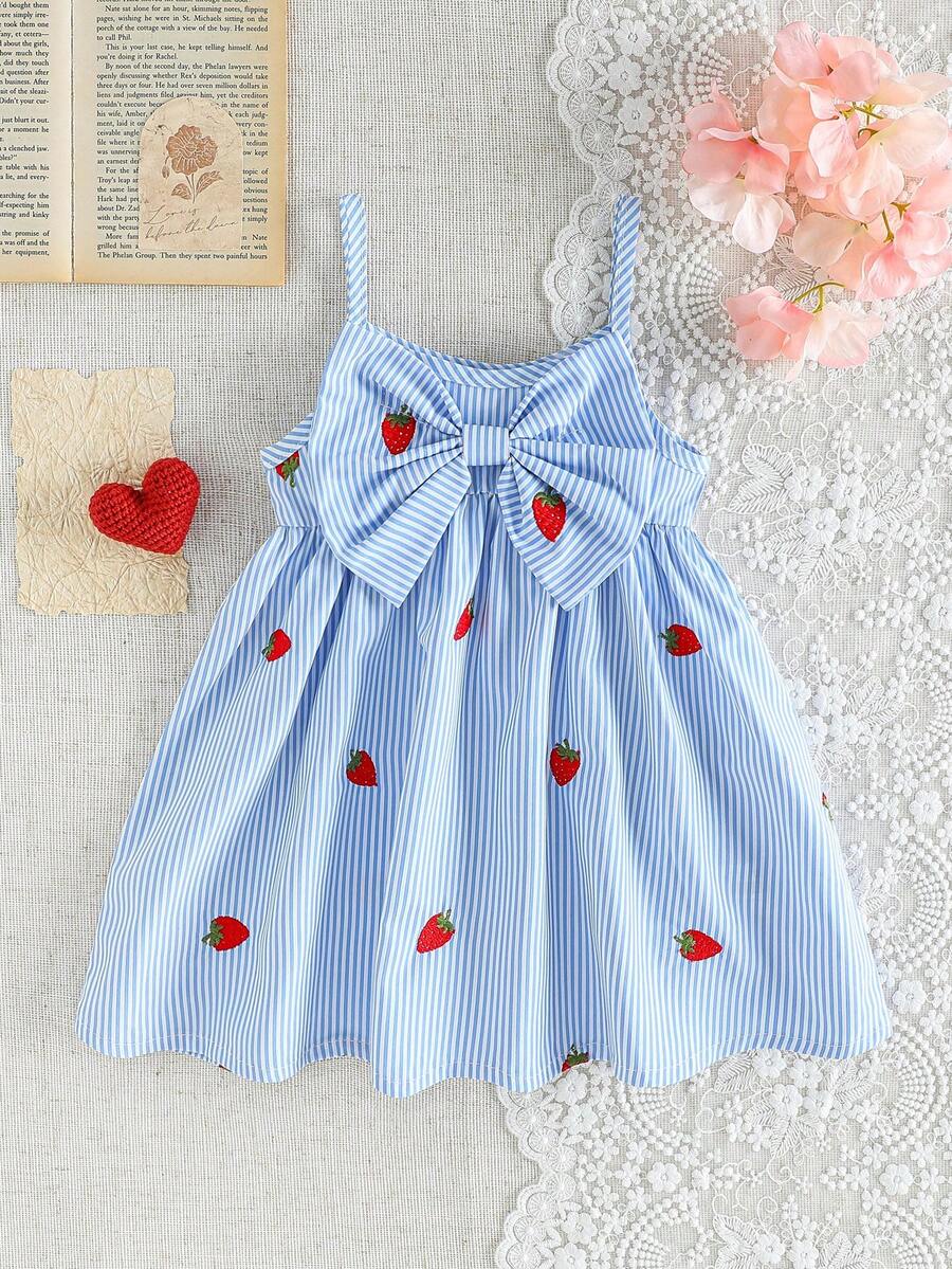 SHEIN 女宝宝时尚优雅可爱休闲简约草莓刺绣蓝色条纹吊带中长连衣裙,舒适梭织面料,饰有3D超大蝴蝶结,春夏新品,适合生日派对、日常穿着、度假等场合。 - 藍色 - 查看 1