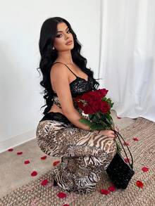 SHEIN SXY 夏季时尚性感动物纹撞色蕾丝露脐吊带背心和喇叭裤套装 - 彩色 - 查看 4