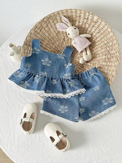 SHEIN Playful Pals 女婴牛仔套装，休闲时尚设计，无袖宽松荷叶边下摆纽扣衬衫搭配松紧腰带蕾丝边牛仔短裤，柔软棉质面料，适合春、夏、秋、冬四季穿着。