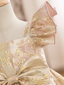 SHEIN 这款可爱的女婴高端简约优雅提花无袖连衣裙适合生日派对、晚宴、演出、婚礼、洗礼和开幕式等场合，是春夏的完美之选。 - 金色 - 查看 5