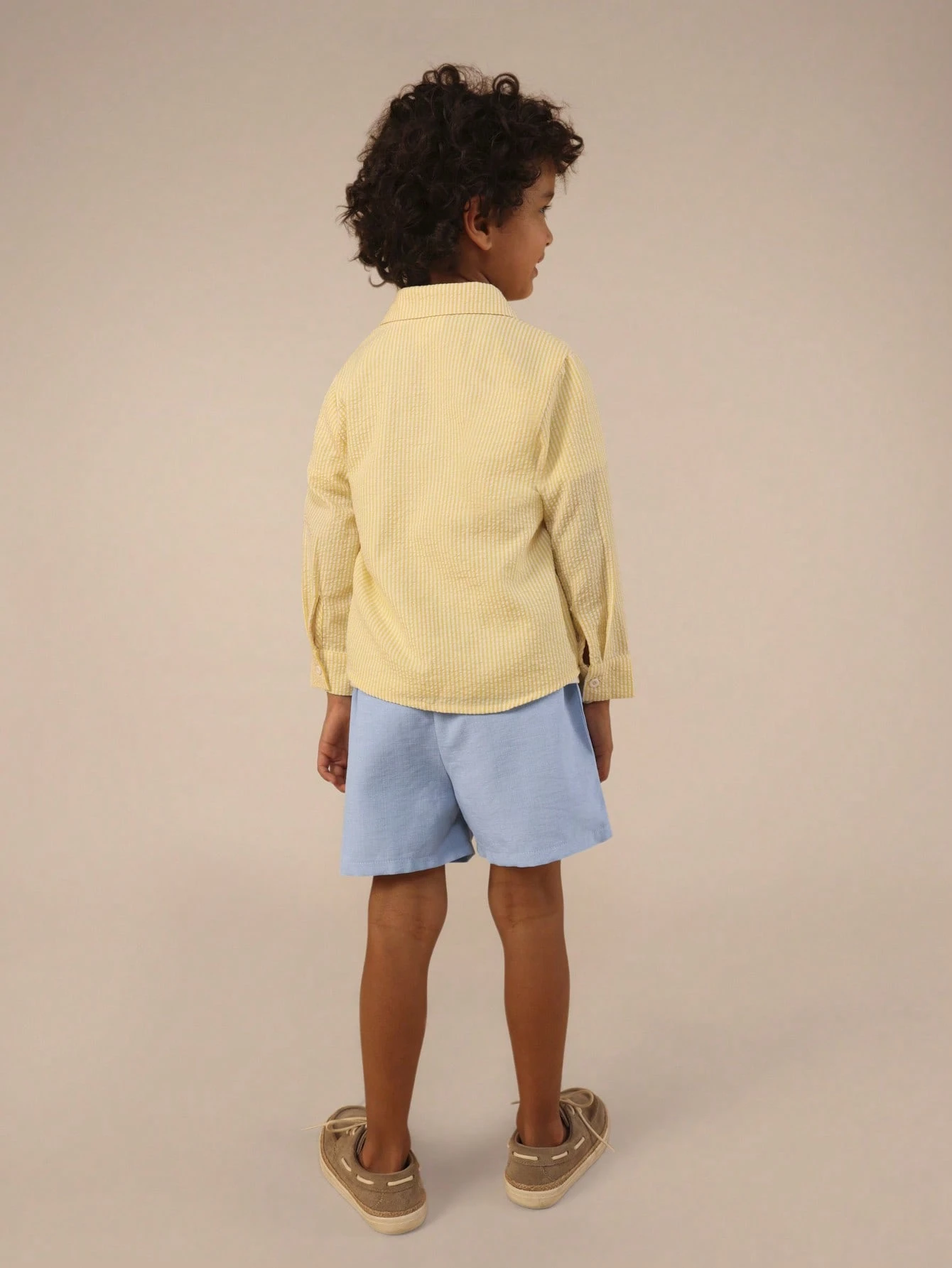 Conjunto de camisa listrada e shorts