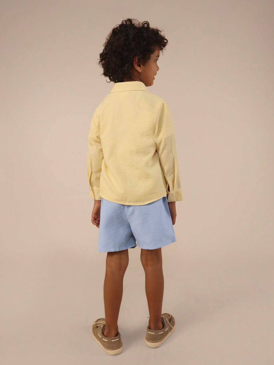 Conjunto de camisa listrada e shorts