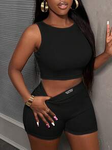 Slaydiva Bộ 2 món phong cách tối giản thường ngày: áo croptop cổ tròn không tay và quần short ôm eo cạp cao, chất liệu dệt kim gân dành cho nữ. - màu đen - Xem 6