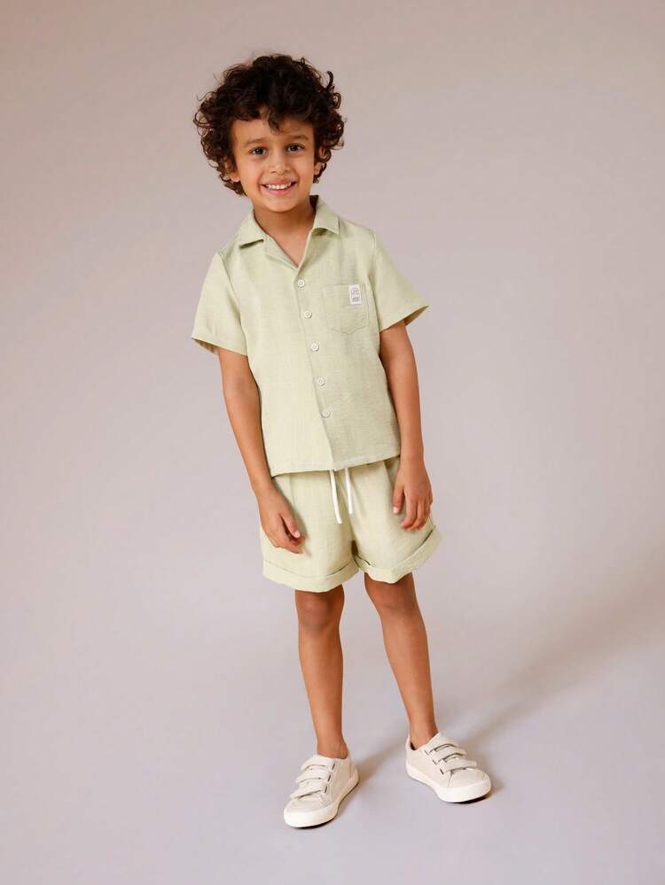 Komplet z koszulą z guzikami w kolorze lnianym i spodenkami ze ściągaczem