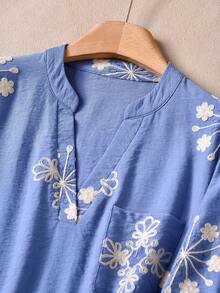 Rusticease 女士休闲花卉刺绣V领衬衫，夏季蓝色波西米亚夏威夷风度假上衣 - 藍色 - 查看 5