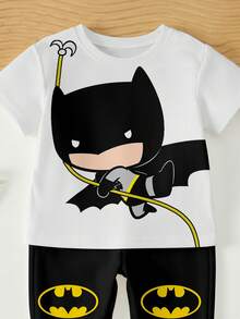 BATMAN X SHEIN 男婴休闲宽松舒适短袖T恤裤套装（2件套），适合春夏穿着，经典酷炫图案，可爱卡通印花，经典飞镖标志印花 - 彩色 - 查看 2