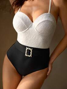 MOTF PREMIUM Áo tắm liền thân phối ren tương phản, dây mảnh thanh lịch, thắt lưng ngọc trai giả trang trí, cúp ngực xếp ly, thích hợp cho kỳ nghỉ. - Đen và trắng - Xem 2