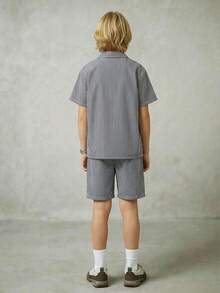 Casuvi Kids 2 Stücke/Set Lässiges gestreiftes Hemd & Shorts Outfit für Teenager (Jungen), mit locker sitzendem gestreiftem Hemd und weiten gestreiften Shorts, geeignet für Schule, Pendeln und Wochenendtreffen - Blau-Weiß - Übersicht 2