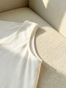 SHEIN Rosivaux 这款精致的V领针织背心采用修身的不对称设计，尽显时尚格调。它非常适合春夏穿着，可单穿或叠穿。纯色无袖背心，适合春夏穿着，性感迷人，是春夏季节的理想之选。这款白色背心时尚百搭，适合日常通勤、商务办公、日常休闲以及都市教师等各种场合。 - 白色 - 查看 8