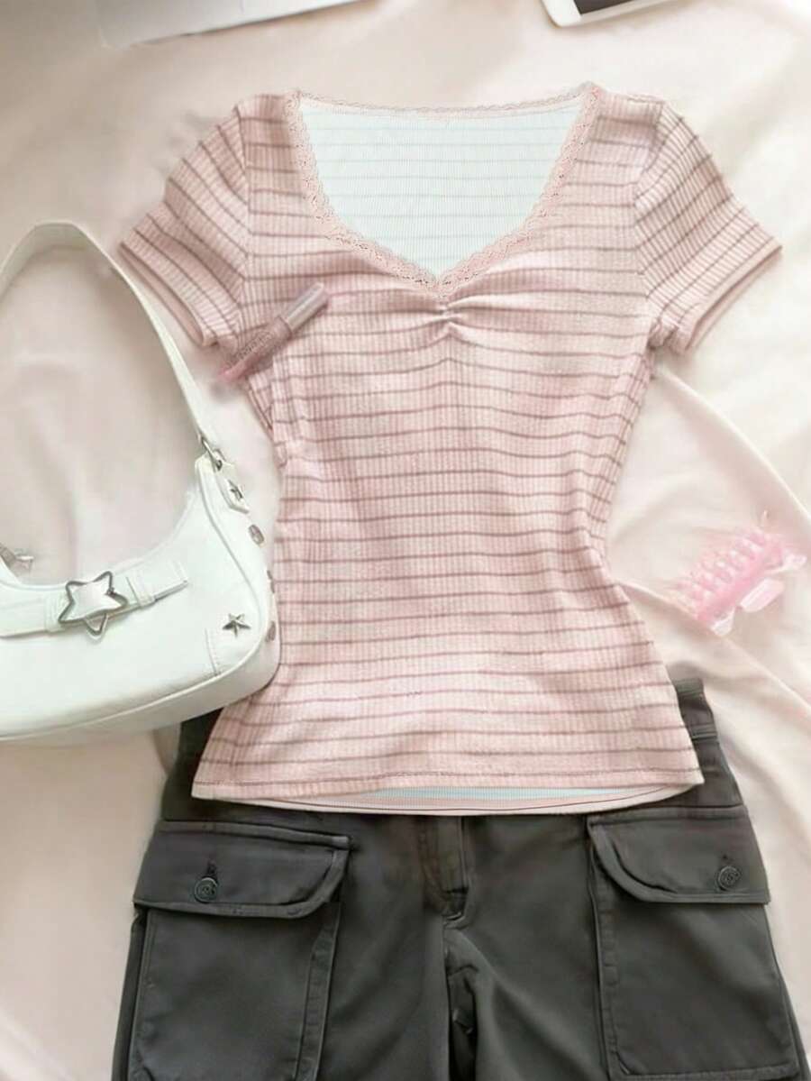 Rina Fox 女士新款甜美粉色条纹印花V领蕾丝拼接短袖T恤，甜美可爱条纹印花粉色夏季褶皱休闲T恤上衣，适合日常穿着、户外散步、购物等场合。 - 粉色 - 查看 1