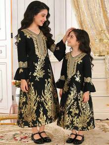 Vestido largo de bata con aplicación floral de lámina de oro, flor de cuello dorada, adorno de manga acampanada para niña joven - Negro - Ver 3
