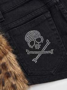 ROMWE Avant Y2K Baddie Flaggen- & Stern-Strass-Patchwork Leopard Kunstfell Tief Sitzende Denim Shorts - Schwarz - Übersicht 4