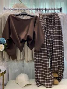 INAWLY 女士休闲宽松不对称肩部字母印花长袖运动衫和格子裤套装 - 酒紅色 - 查看 2