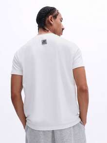 SUMWON Kaos Katun Campuran Lengan Pendek Leher Bulat Essentials dengan Detail Patch Kontras di Bagian Belakang, Kaos Kasual Nyaman untuk Sehari-hari - Putih - View 2