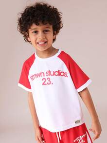 SUMWON Jungen Raglan Ärmel Zwei-Teiler Kurzarm T-Shirt und Shorts Koordinations-Set mit Markenaufdruck für lässiges Sommeroutfit - Rot-Weiß - Übersicht 5