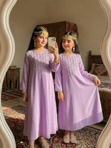 女士及少女V领长袖宽松传统阿拉伯长袍，银色花卉饰边彰显优雅与高贵，卡夫坦长袍，适合节日传统优雅假日穿着。 - 紫色 - 查看 6