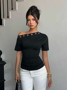 Siren Gaze 女士春季休闲外出上衣，纯色金属孔眼不对称领口优雅短袖T恤，黑色 - 黑色 - 查看 7
