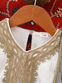 SHEIN Infant Girls' Middle Eastern Traditional Long Sleeve Dress + Matching Floral Lace Star Moon Shawl, Comfortable & Stylish For Everyday Wear, Spring/Autumn - White - View 5