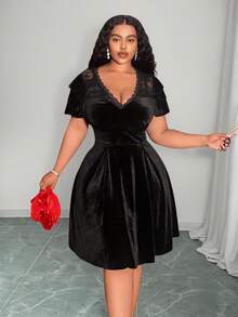 Slaydiva 秋冬新品 Y2K 复古优雅精致基础款日常鸡尾酒会假日通勤大码奢华派对优雅纯色修身黑色蕾丝拼接荷叶袖天鹅绒修身V领迷你连衣裙大码连衣裙情人节 - 黑色 - 查看 6