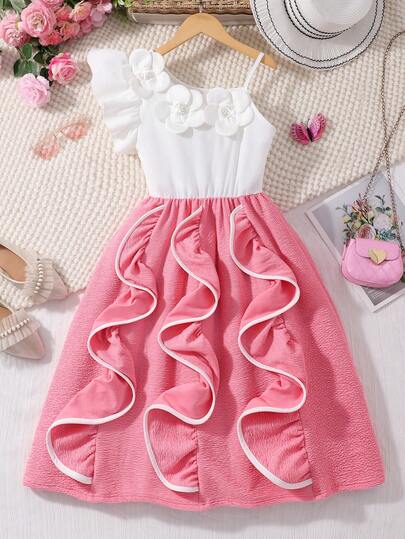 女孩夏季甜美清爽撞色碎花吊带连衣裙，荷叶边下摆设计，适合约会、公园、演出等场合。